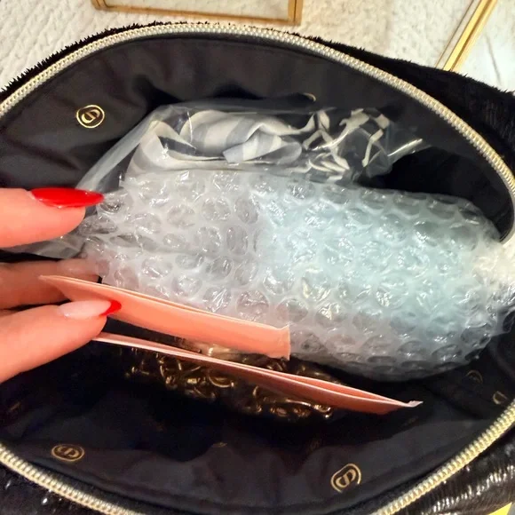 Dior Beauty Crossbody, Novelty CD Strap, Mini Lady Dior Bag Charm - NIB/Gift Bag - Picture 12 of 16